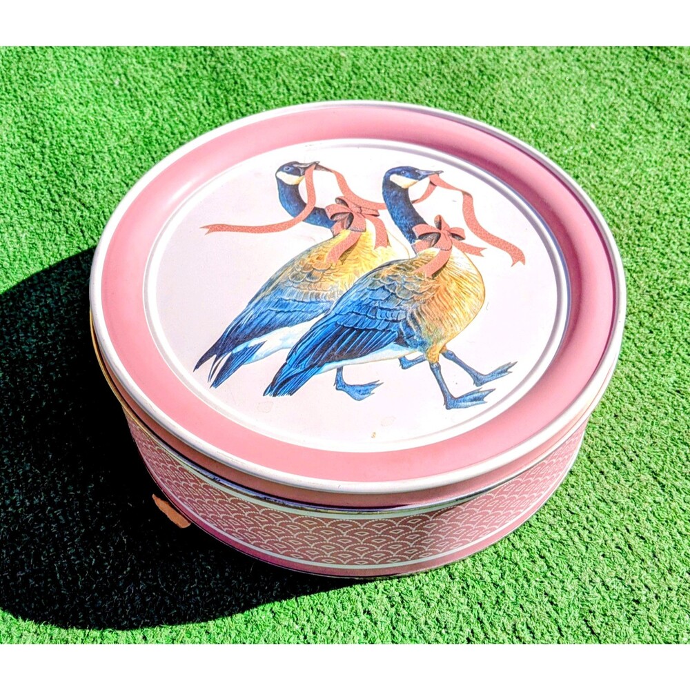Vintage 1988 Sweetie Bear Bakery Pink Tin Geese With Ribbons  10” Diameter EUC
